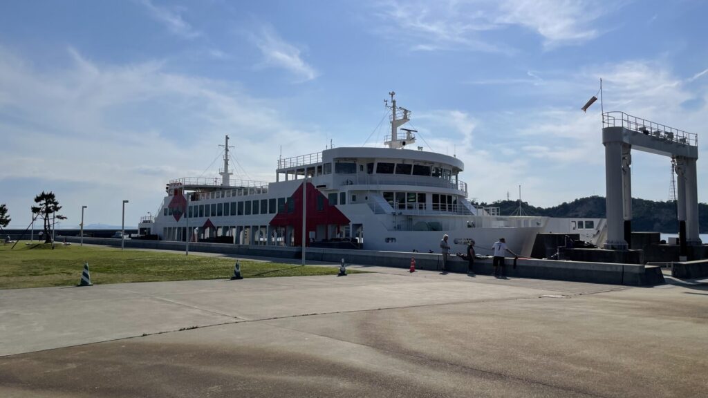 直島、宮浦港の船